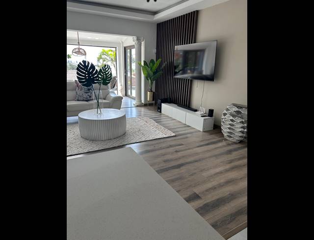 9 BEDROOM HOUSE FOR SALE IN BLUFF
